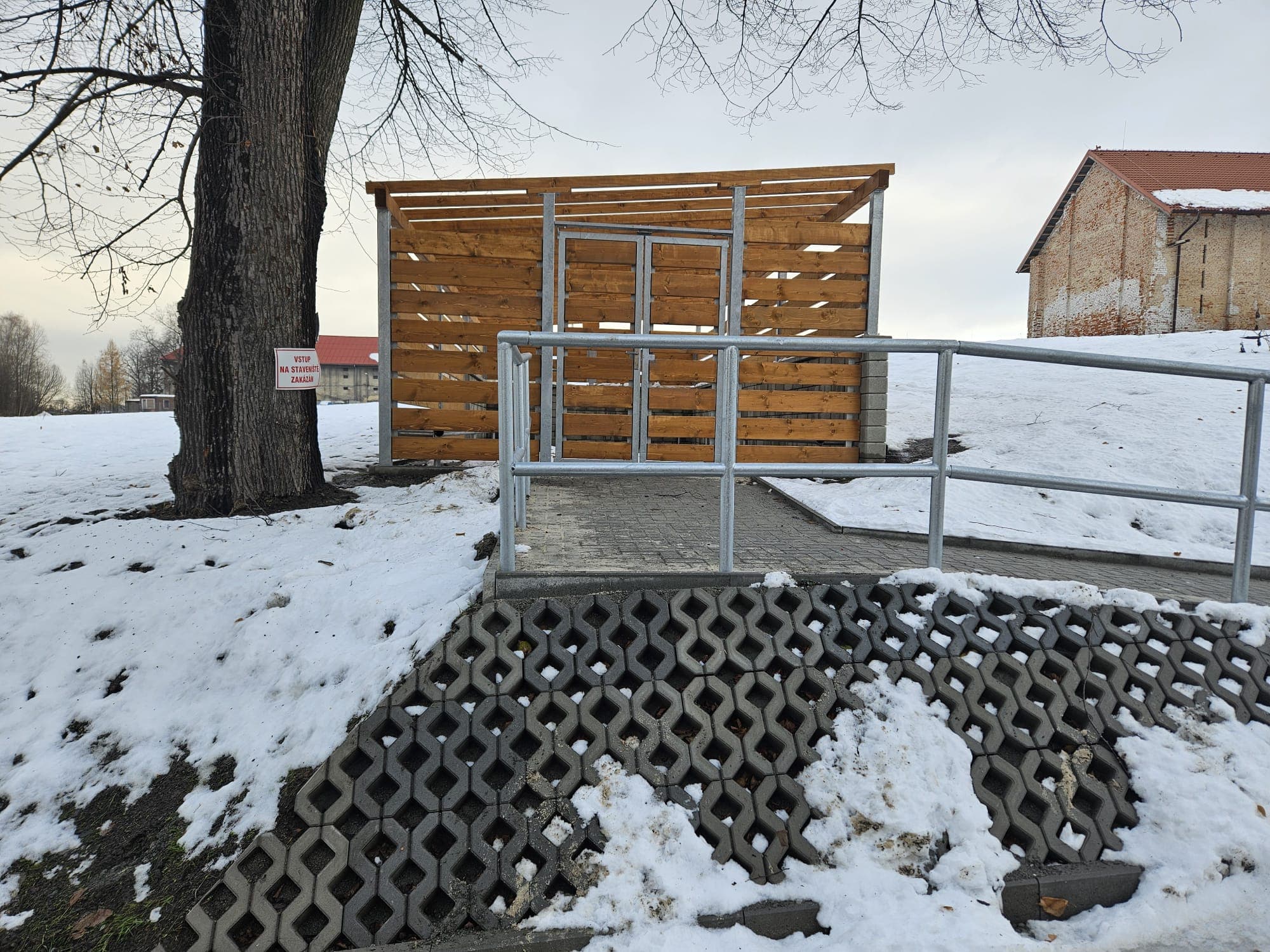 Kontejnerové stání - Dolní Lutyně – fotografie 2 z 6