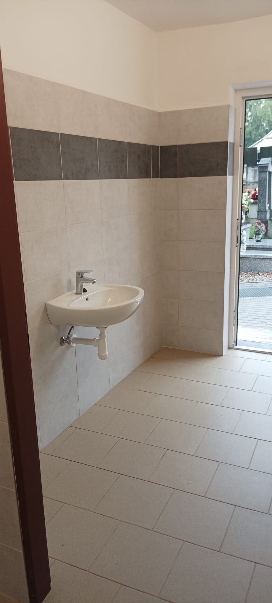 Rekonstrukce veřejného WC na hřbitově v Dolný Lutyni – fotografie 1 z 5