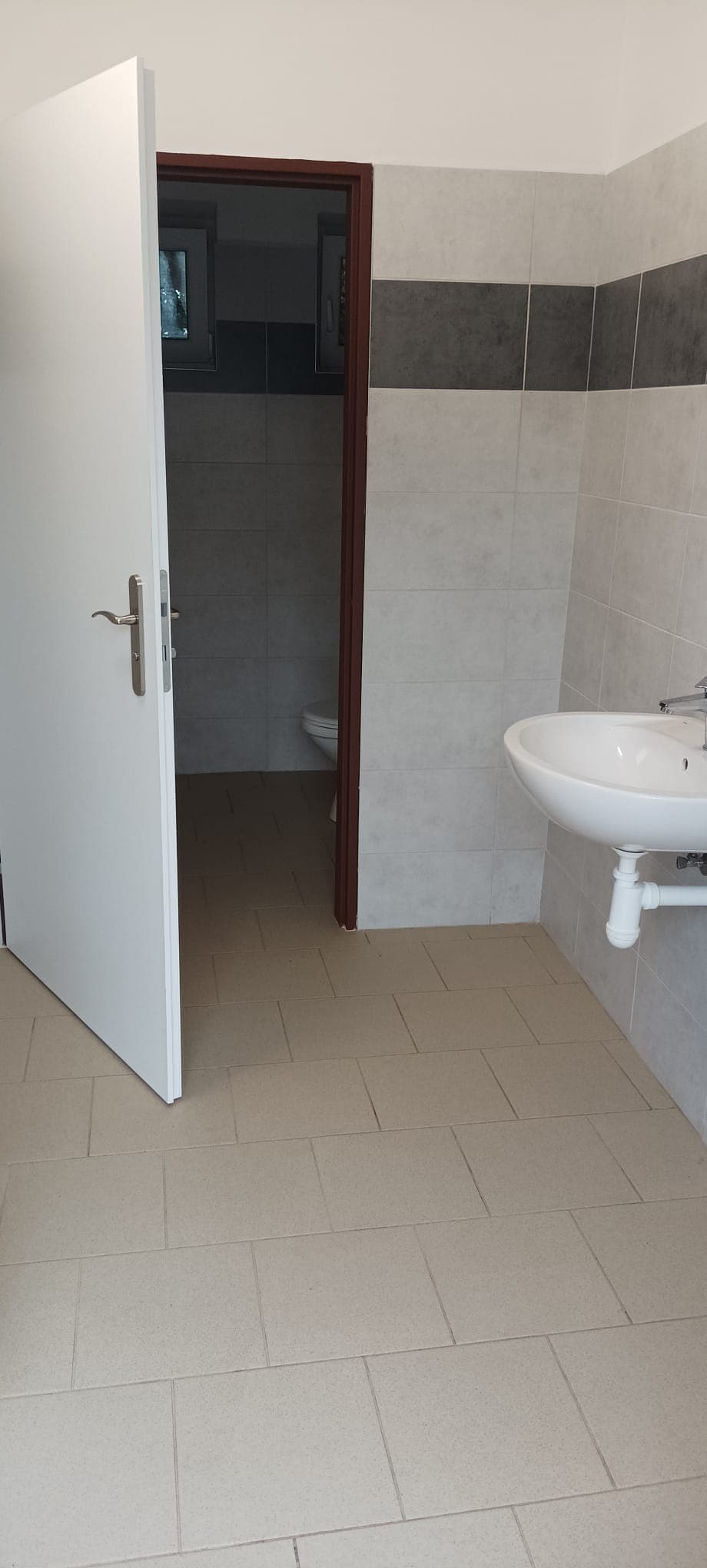 Rekonstrukce veřejného WC na hřbitově v Dolný Lutyni – fotografie 2 z 5