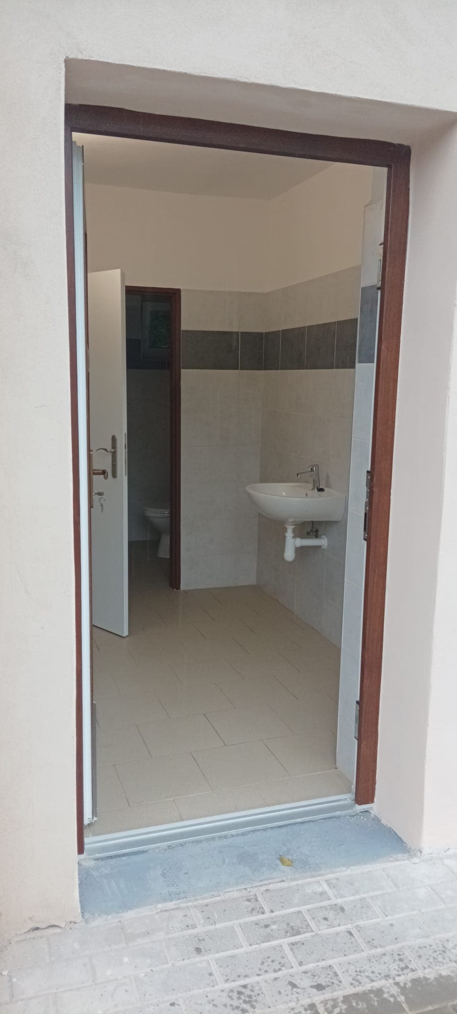 Rekonstrukce veřejného WC na hřbitově v Dolný Lutyni – fotografie 3 z 5