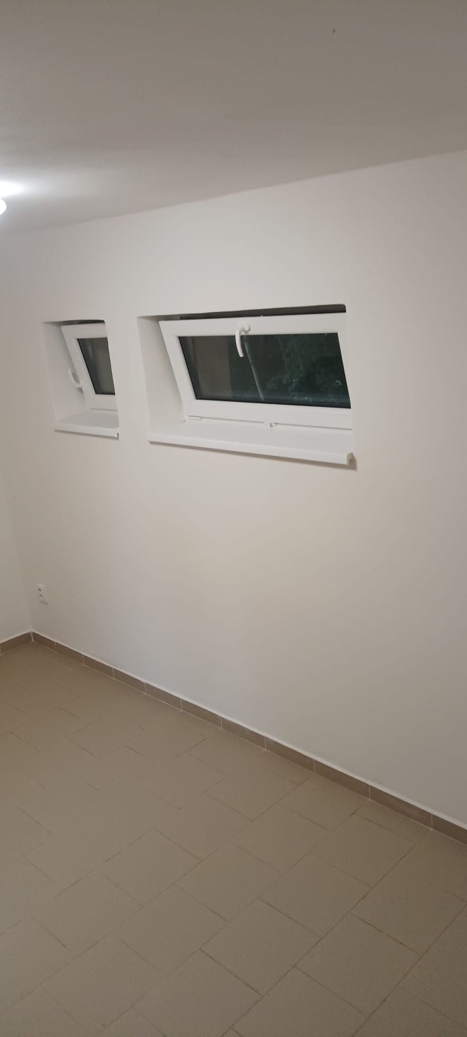Rekonstrukce veřejného WC na hřbitově v Dolný Lutyni – fotografie 4 z 5